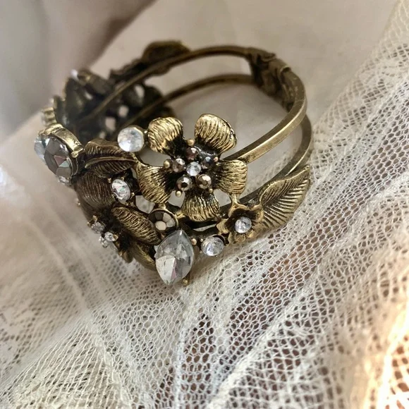 Elegant Antiqued Gold & Rhinestone Floral Clasp Bracelet Women’s Jewelry - Picture 2 of 11